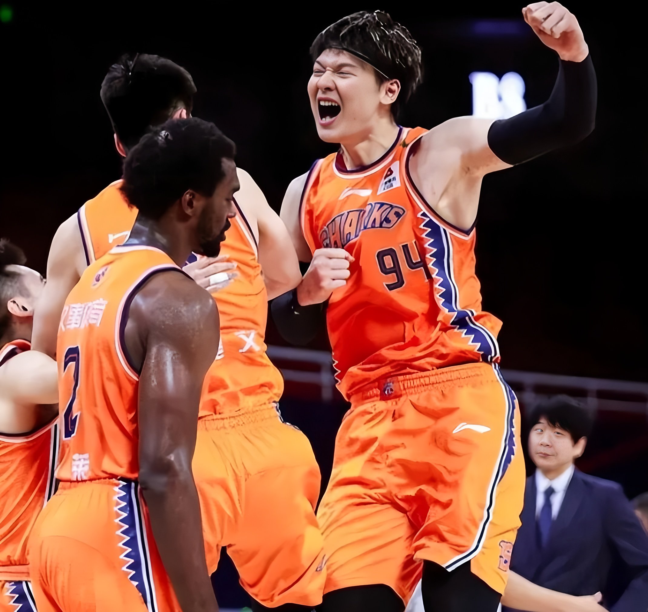 包含广州队围绕NBA常规赛防线松动广东宏远围绕葡超强势反弹，网友：夏洛特黄蜂今晚强势反弹的词条